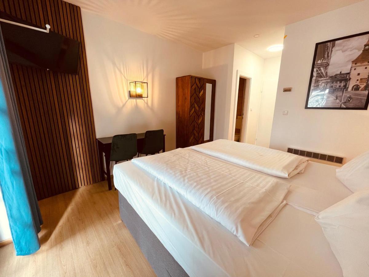 Gaestehaus Am Stadtpark Vocklabruck Bagian luar foto